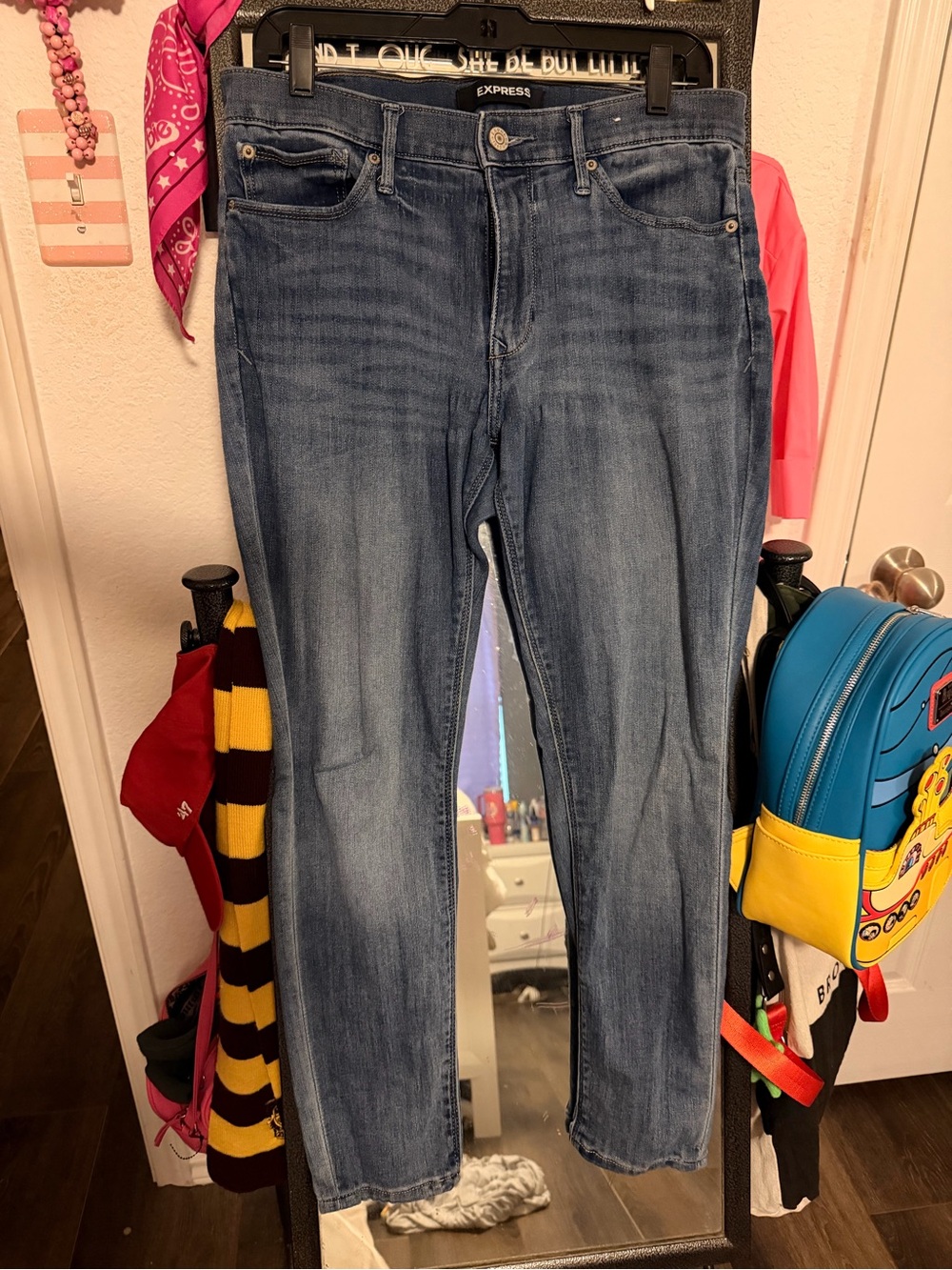 Express women’s legging mid rise Jeans in Medium Blue size 10s flaw in picture